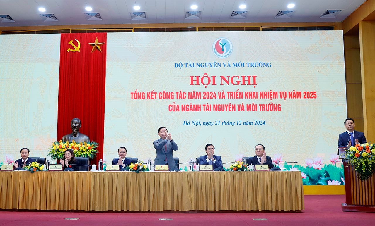 Phó Thủ tướng Trần Hồng Hà biểu dương, đánh giá cao sự nỗ lực, đổi mới, sáng tạo trong lãnh đạo, chỉ đạo, điều hành và những kết quả đạt được của ngành TN&MT trong năm 2024.